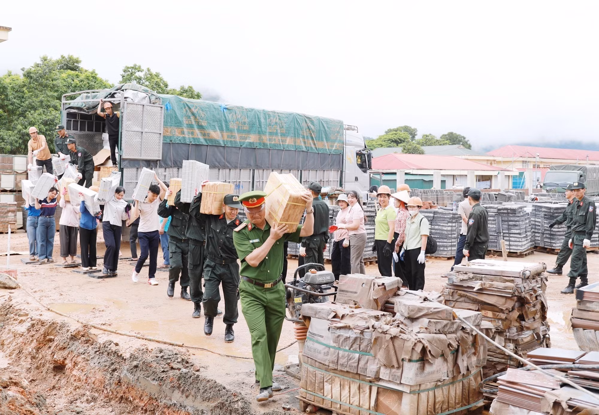 Cán bộ chiến sĩ công an tỉnh Lai Châu tham gia hỗ trợ vận chuyển các thiết bị tại Trường PTNT Tiểu học và THCS tại xã Pa Tần.
