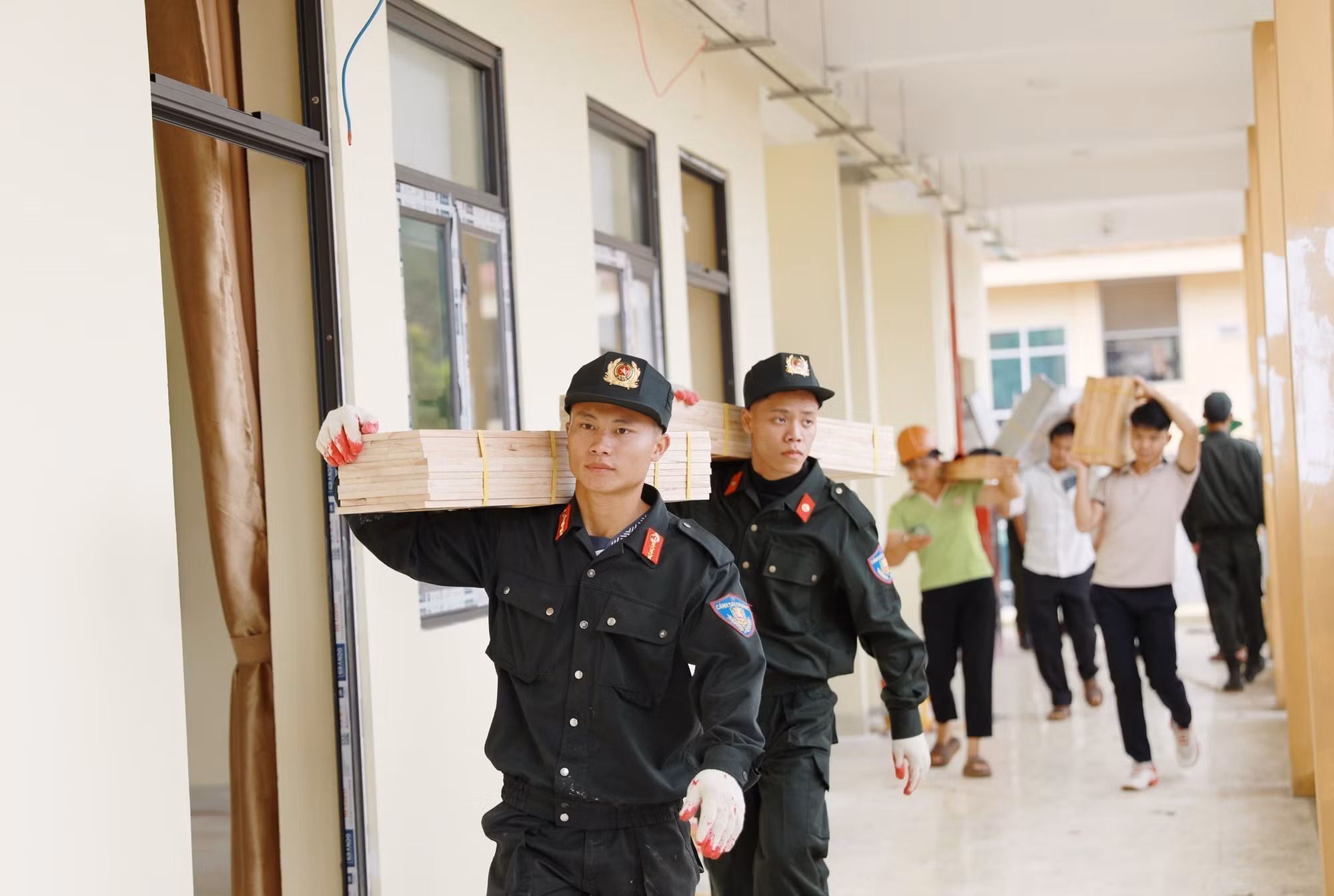 Các lực lượng tham gia hỗ trợ vận chuyển trang thiết bị góp phần đẩy nhanh tiến độ hoàn thiện công trình tại Trường PTNT Tiểu học và THCS tại xã Pa Tần.