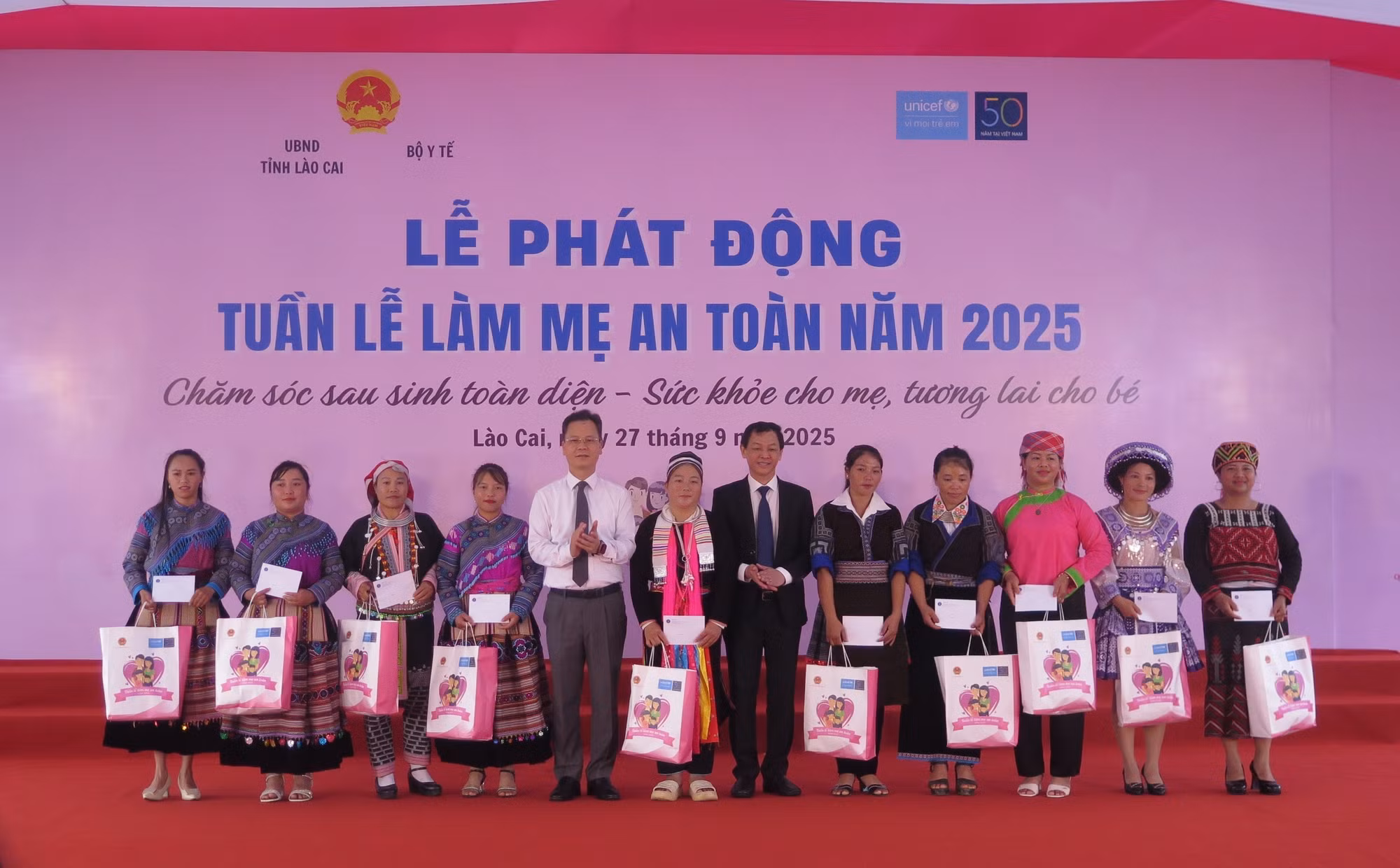 Trao quà tri ân các cô đỡ thôn bản tiêu biểu xuất sắc của tỉnh Lào Cai.