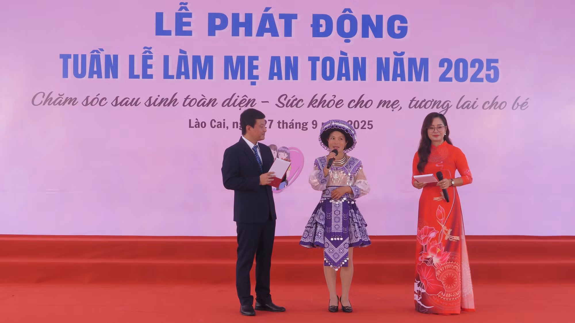 Chị Thào Thị Pà, cô đỡ thôn bản tại thôn Pờ Xí Ngài, Xã Bản Xèo, tỉnh Lào Cai chia sẻ những câu chuyện thực tế và kinh nghiệm quý báu từ cơ sở tại Lễ phát động.