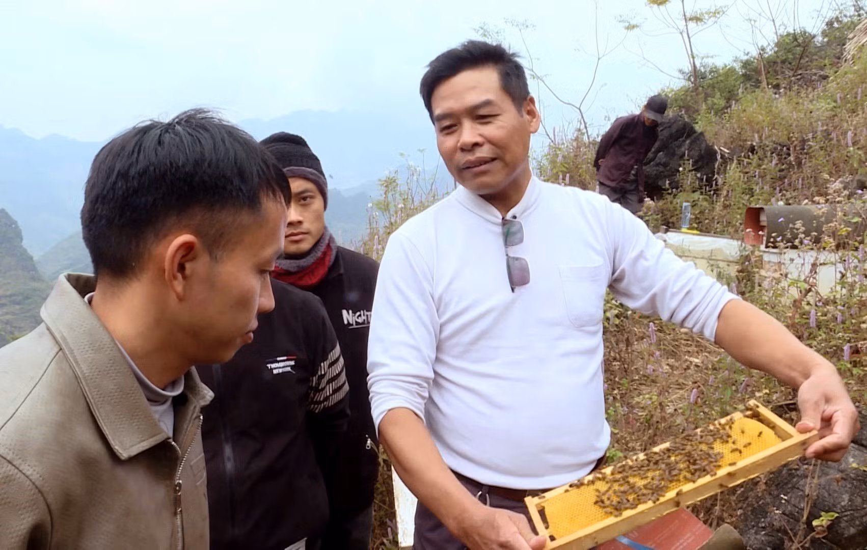 Ông Hoàng Xuân Bách, hộ nuôi ong ở xã Mèo Vạc giới thiệu về hiệu quả của ứng dụng công nghệ vào nuôi ong. Ảnh: TTXVN phát