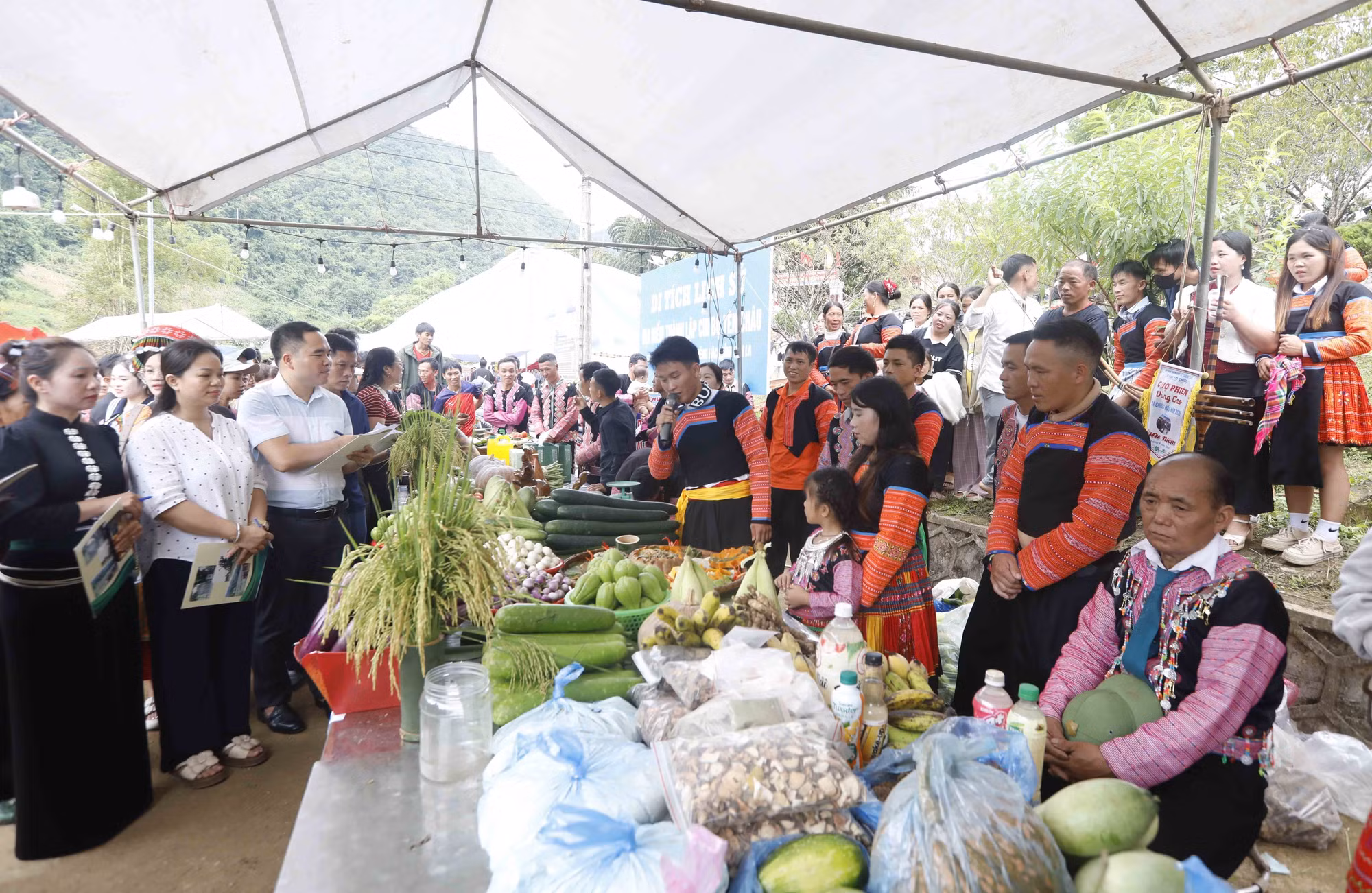 Gian hàng tại phiên chợ với đa dạng các loại nông sản, ẩm thực đặc trưng ở Mường Lựm, xã Chiềng Hặc.