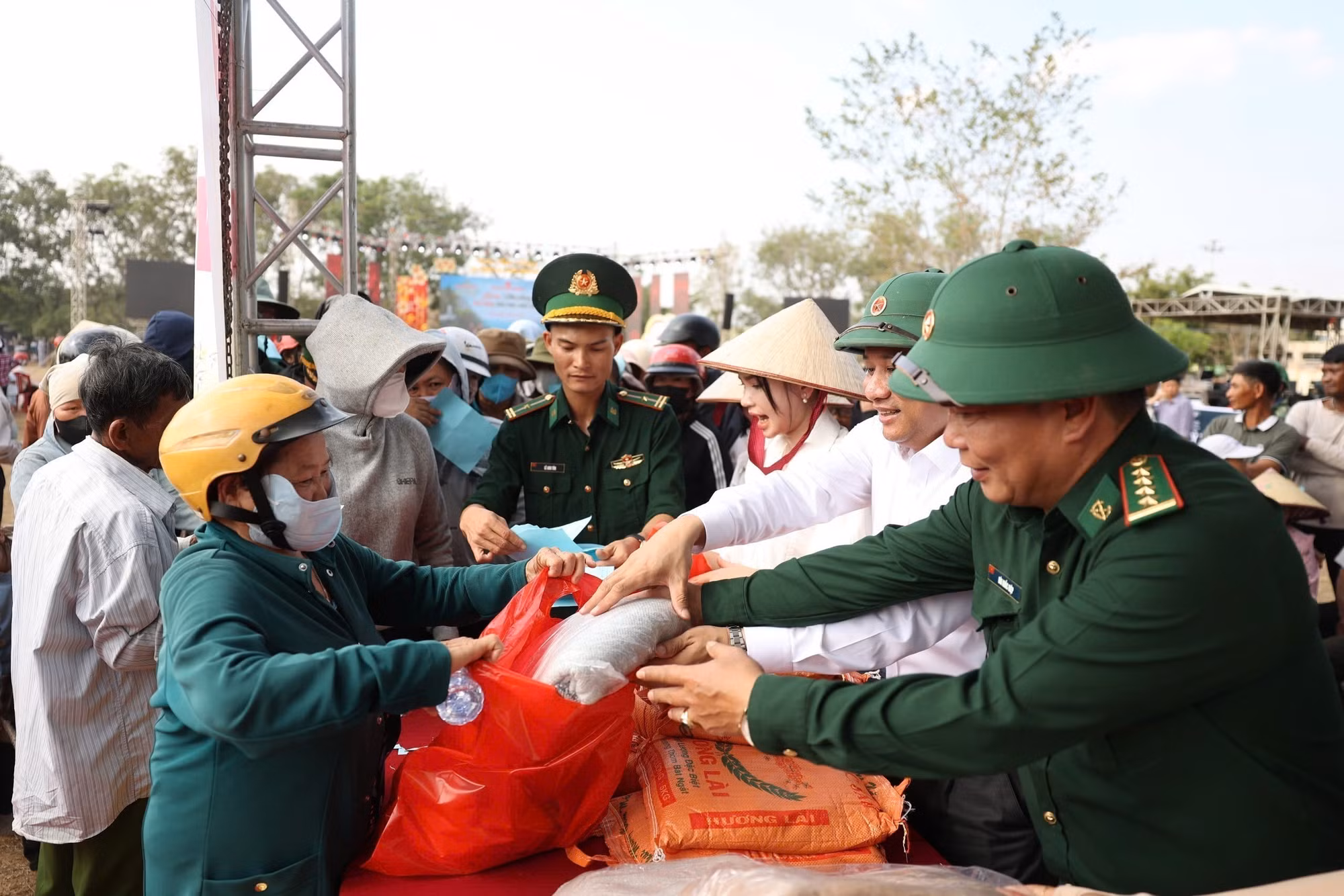 Tặng quà thiết yếu cho người dân xã biên giới Buôn Đôn.