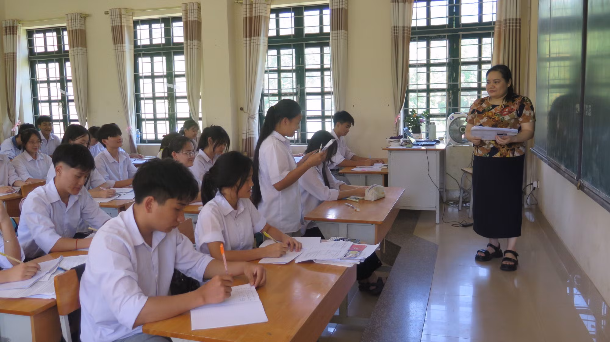 Trường THPT số 1 Bát Xát tại xã biên giới Bát Xát tăng tốc ôn tập cho học sinh lớp 12.