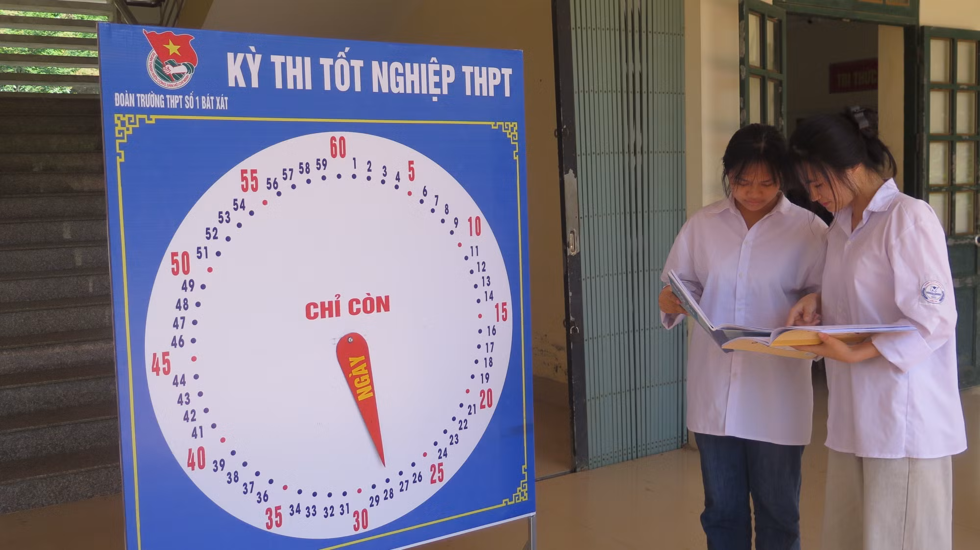 Học sinh bán trú Trường THPT số 1 Bát Xát tại xã biên giới Bát Xát trao đổi, hỗ trợ, bổ sung kiến thức trong quá trình ôn thi.