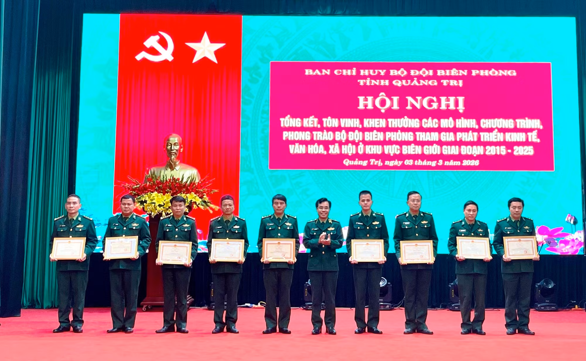 8 tập thể và 38 cá nhân có thành tích xuất sắc trong tổ chức thực hiện các mô hình, chương trình, phong trào Bộ đội Biên phòng tham gia phát triển kinh tế, văn hóa, xã hội ở khu vực biên giới vinh dự được nhận Bằng khen của Bộ Tư lệnh Bộ đội Biên phòng.