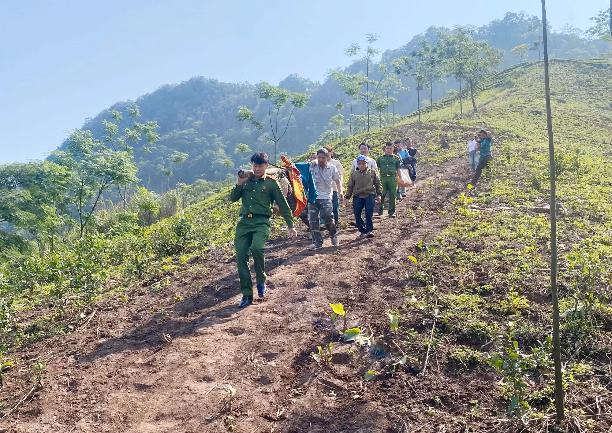 Công an xã Tô Múa, tỉnh Sơn La phối hợp cùng lực lượng chức năng đưa một bệnh nhân trên địa bàn bị chấn thương nặng ở chân, có dấu hiệu liệt, không thể đi lại đi cấp cứu. Ảnh: TTXVN phát