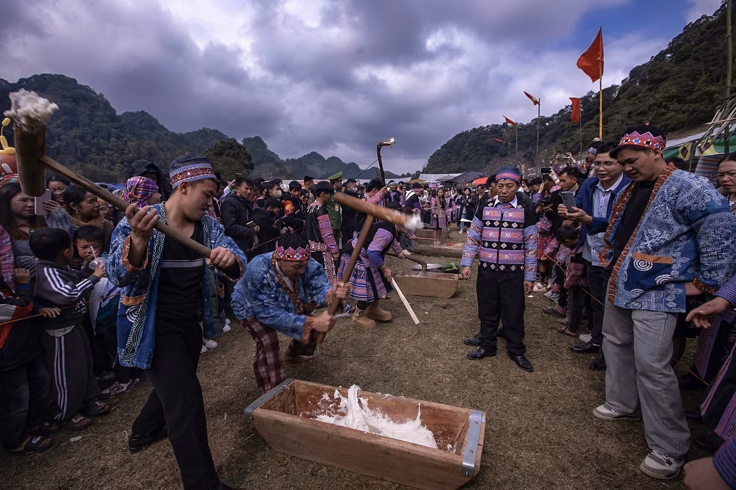 Các đội thi giã bánh dày trong ngày hội.