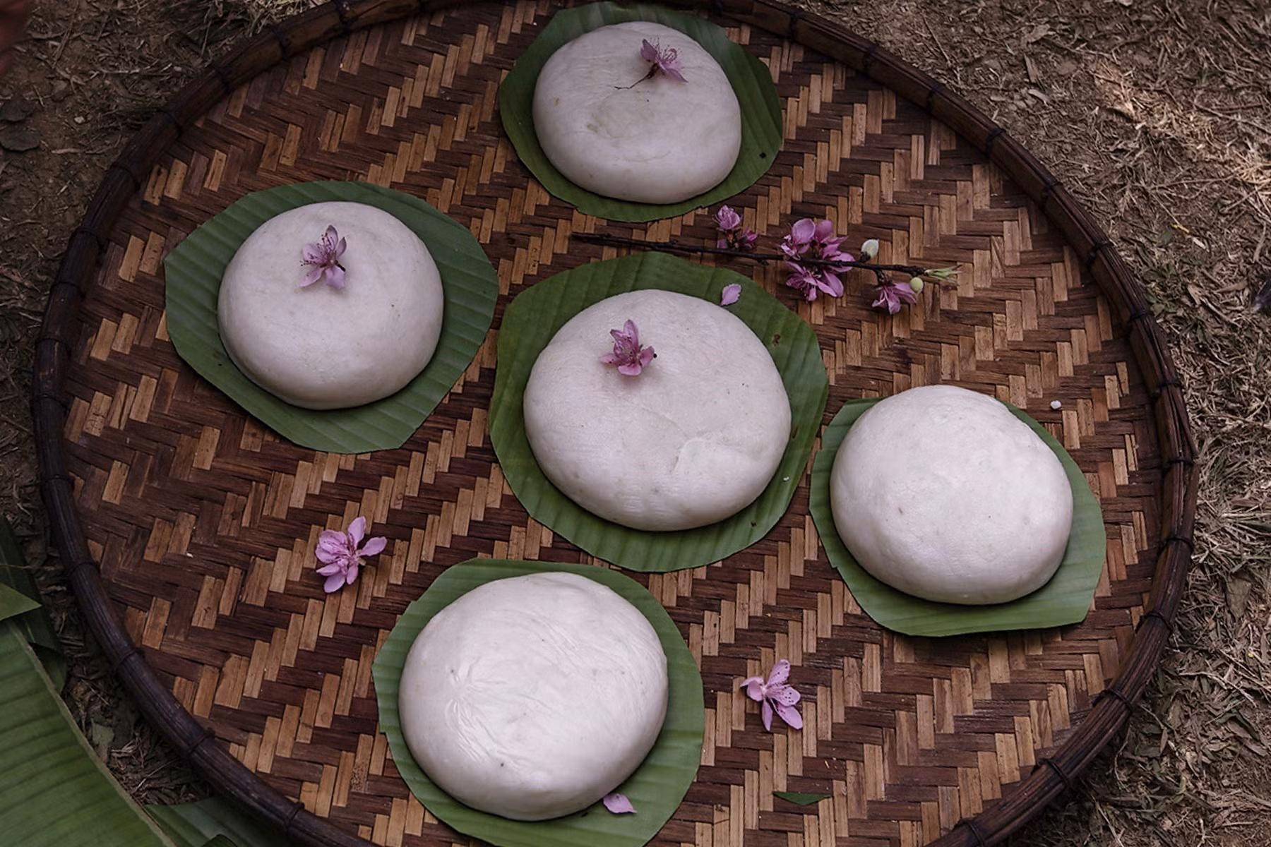 Những chiếc bánh dày tròn mịn được trình bày đẹp mắt tại phần thi dã bánh dày trong ngày hội.