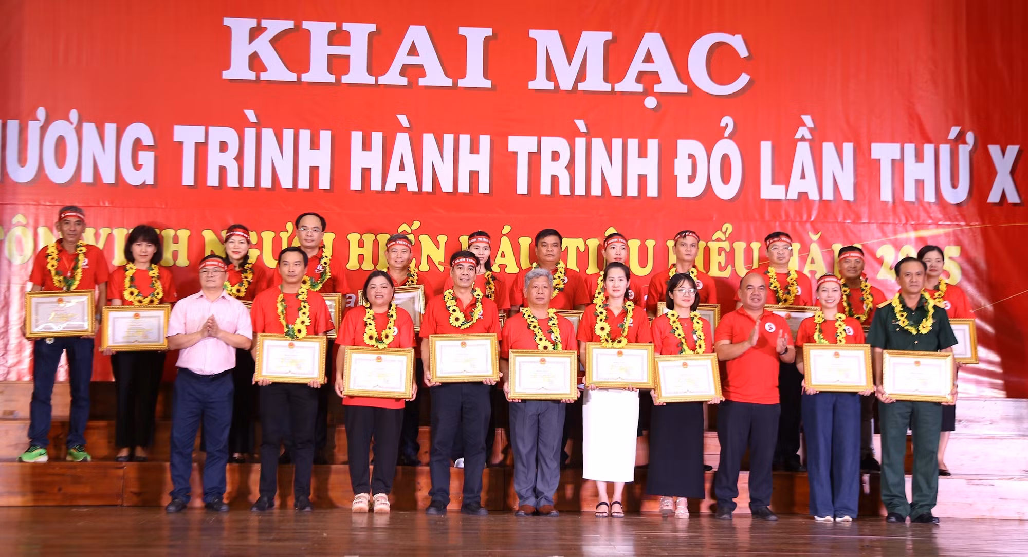 Các cá nhân, tập thể được Uỷ ban nhân dân tỉnh Gia Lai tặng Bằng khen vì có thành tích xuất sắc trong phong trào hiến máu tình nguyện.