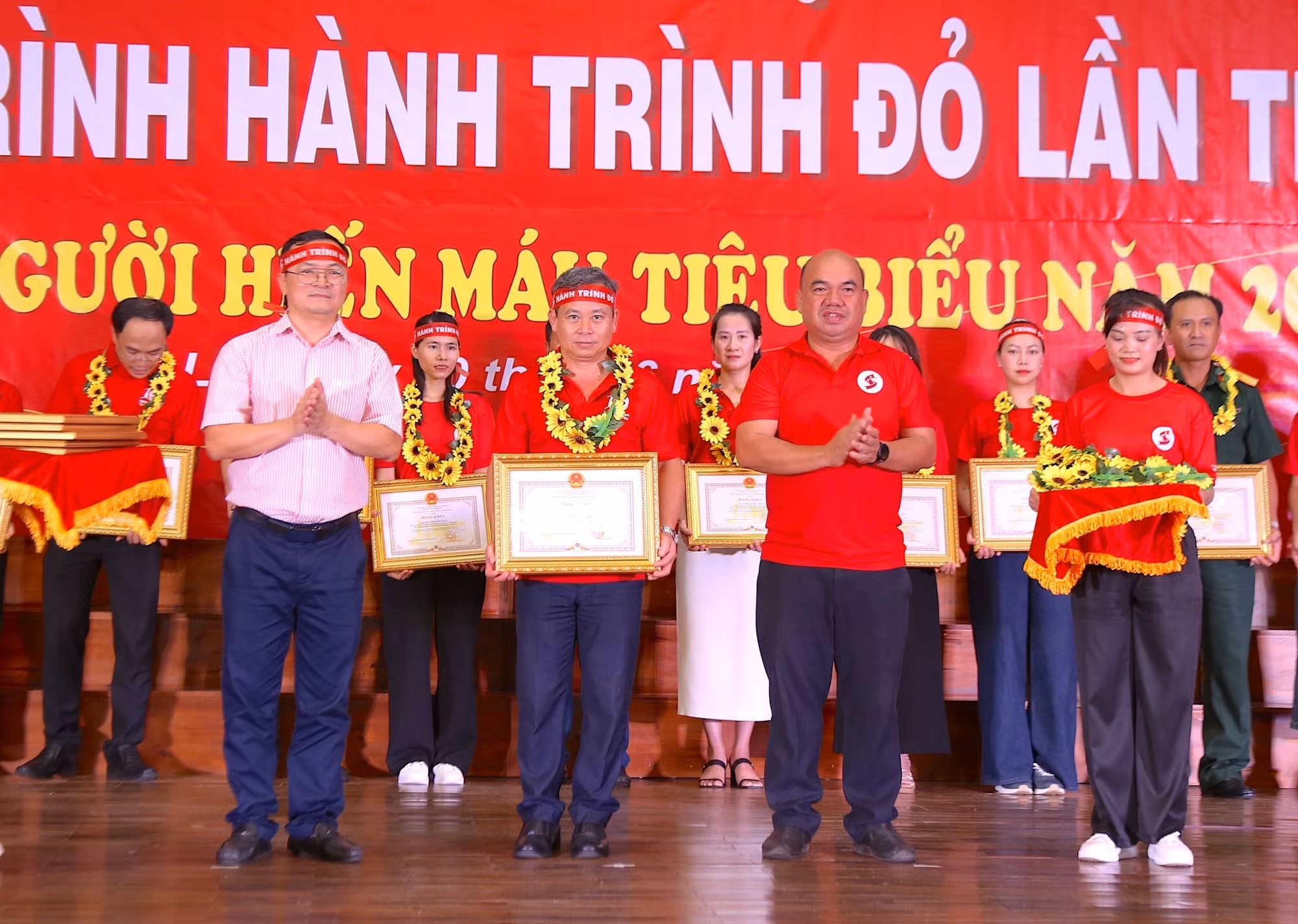 Đồng chí Nguyễn Văn Ý - Phó Giám đốc Sở Văn hoá, Thể thao và Du lịch tỉnh Gia Lai vinh dự nhận Bằng khen của Uỷ ban nhân dân tỉnh Gia Lai vì có thành tích xuất sắc trong phong trào hiến máu tình nguyện.