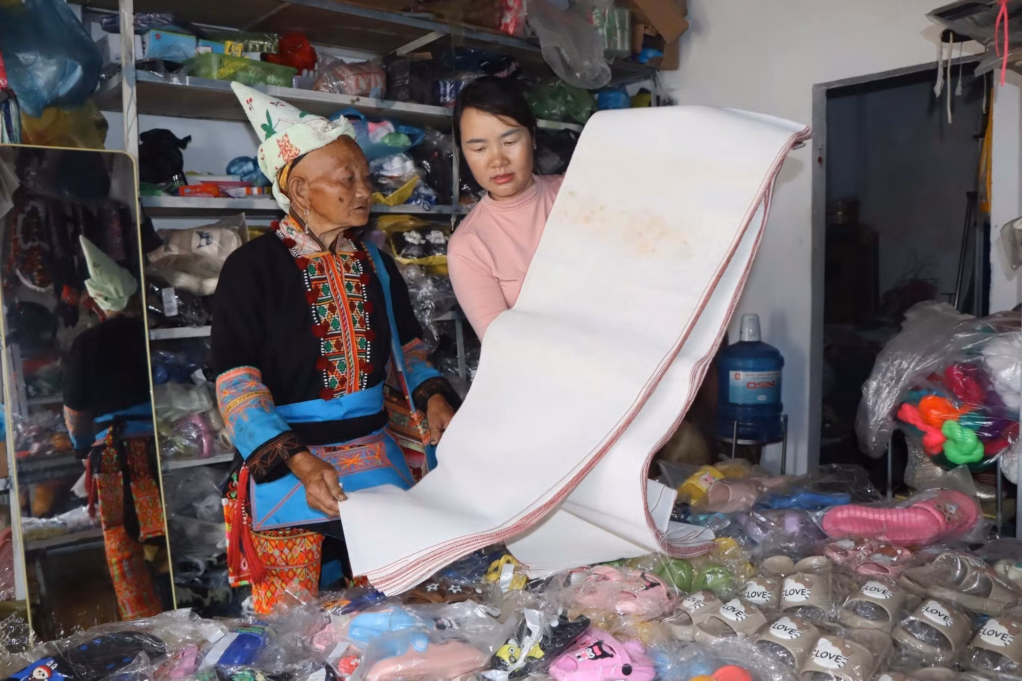 Người dân mua sắm tại chợ phiên Sì Lở Lầu.