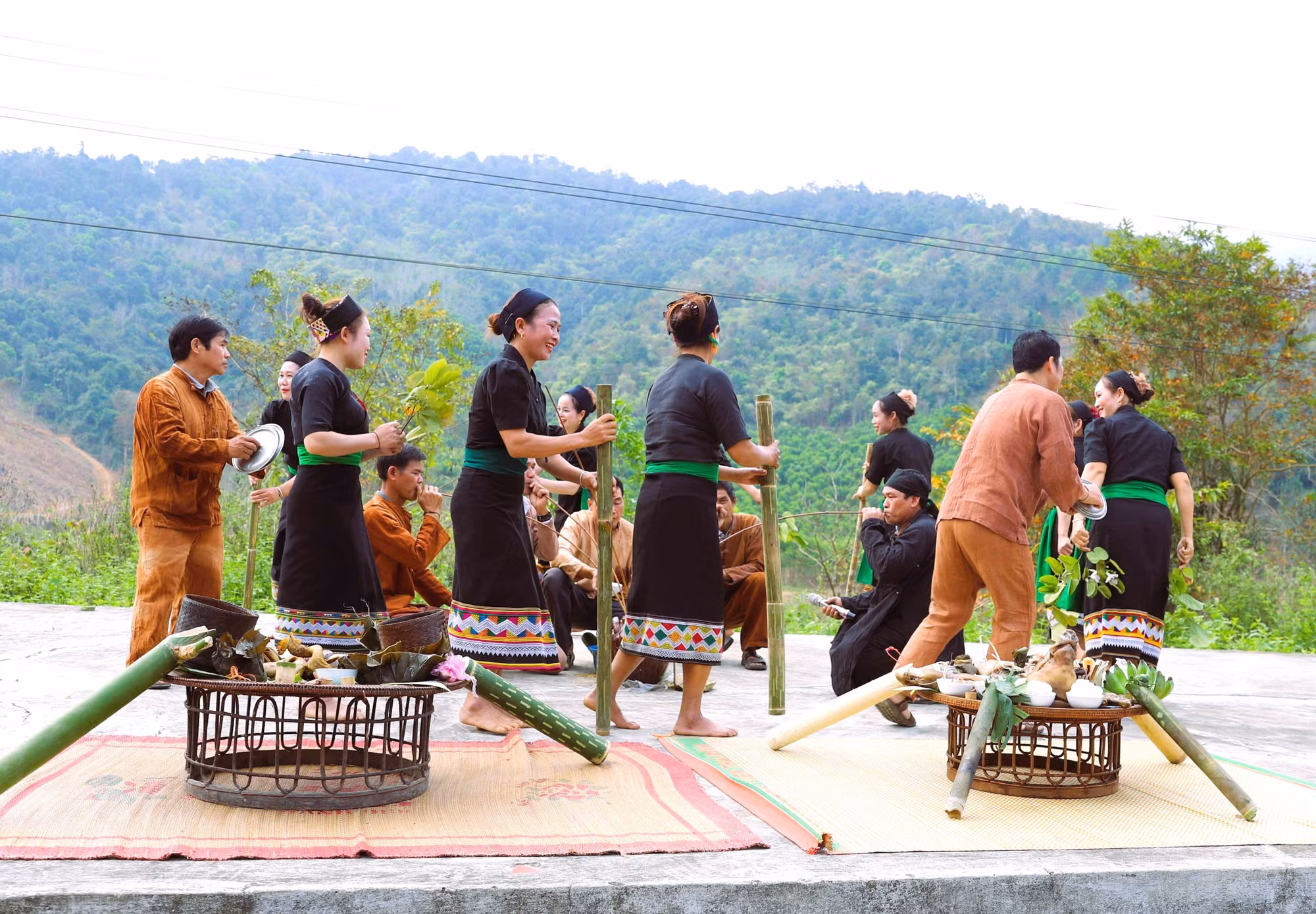 Một nghi thức cầu khấn của đồng bào Ơ Đu thực hiện trong lễ đón tiếng sấm đầu năm diễn ra khá dài với sắc màu văn hóa bản địa rất độc đáo, đặc trưng. Ảnh: Xuân Tiến/TTXVN