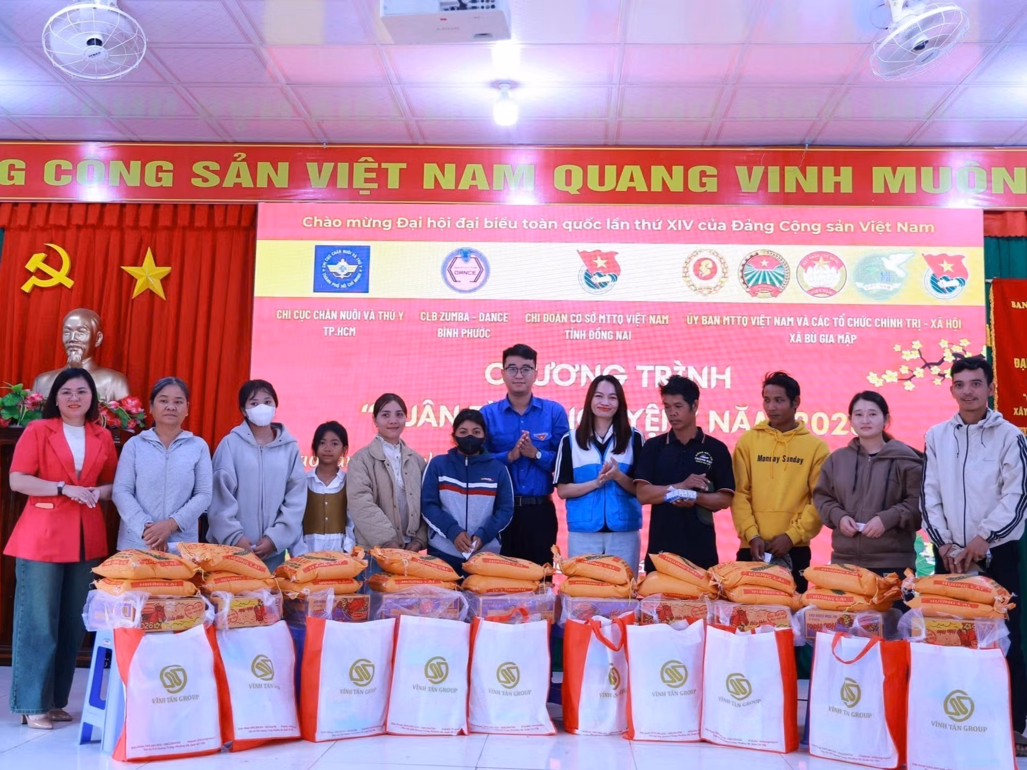 Tặng quà Tết cho hộ gia đình nghèo, hoàn cảnh khó khăn.
