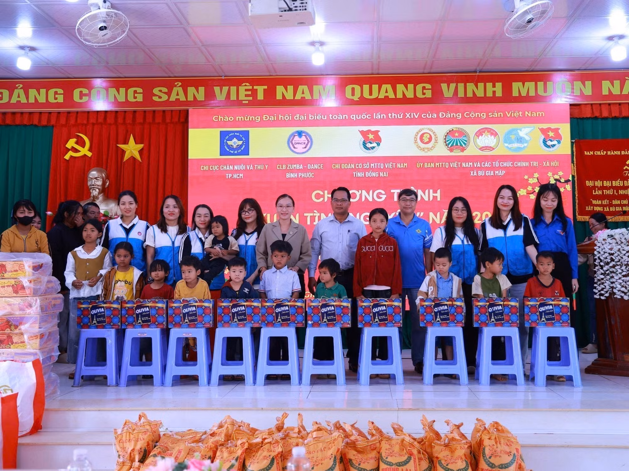Tặng quà Tết cho học sinh có hoàn cảnh khó khăn.
