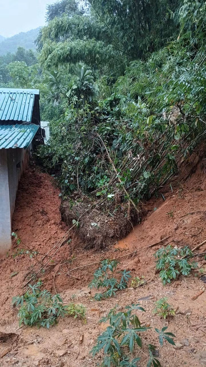 Một trong những điểm sạt lở tại xã Sông Kôn, thành phố Đà Nẵng do mưa lũ gây ra. Ảnh: UBND xã Đông Giang/TTXVN phát