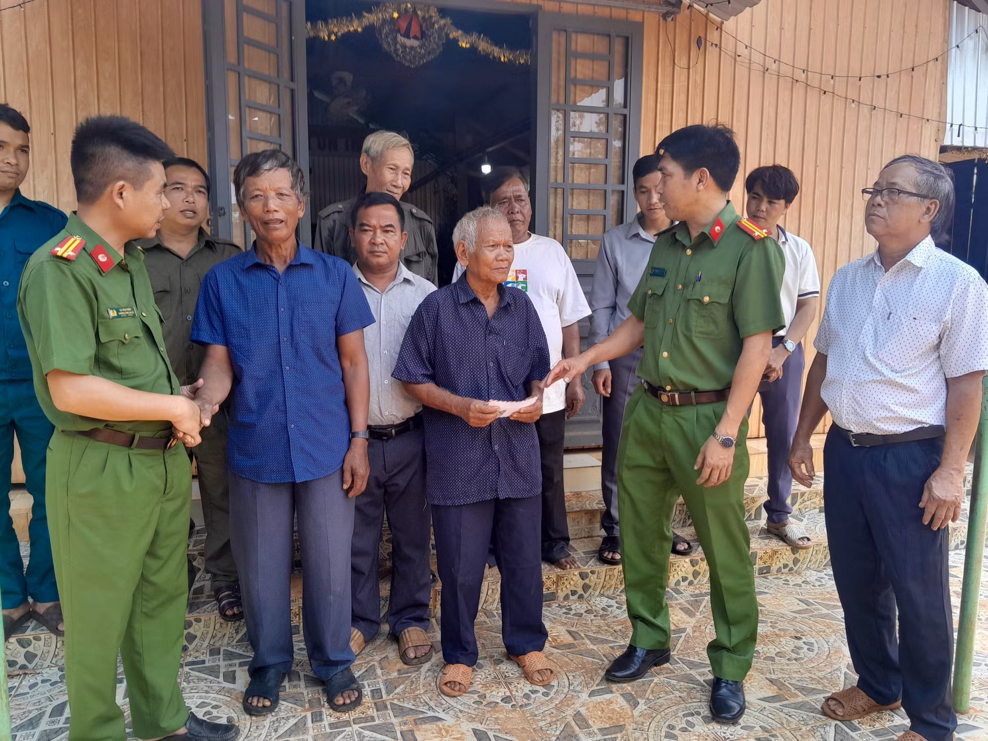 Công an xã Phú Riêng tuyên truyền người dân xóm đạo tại thôn Phú Bình (xã Phú Riềng) luôn sống đẹp đạo, tốt đời.