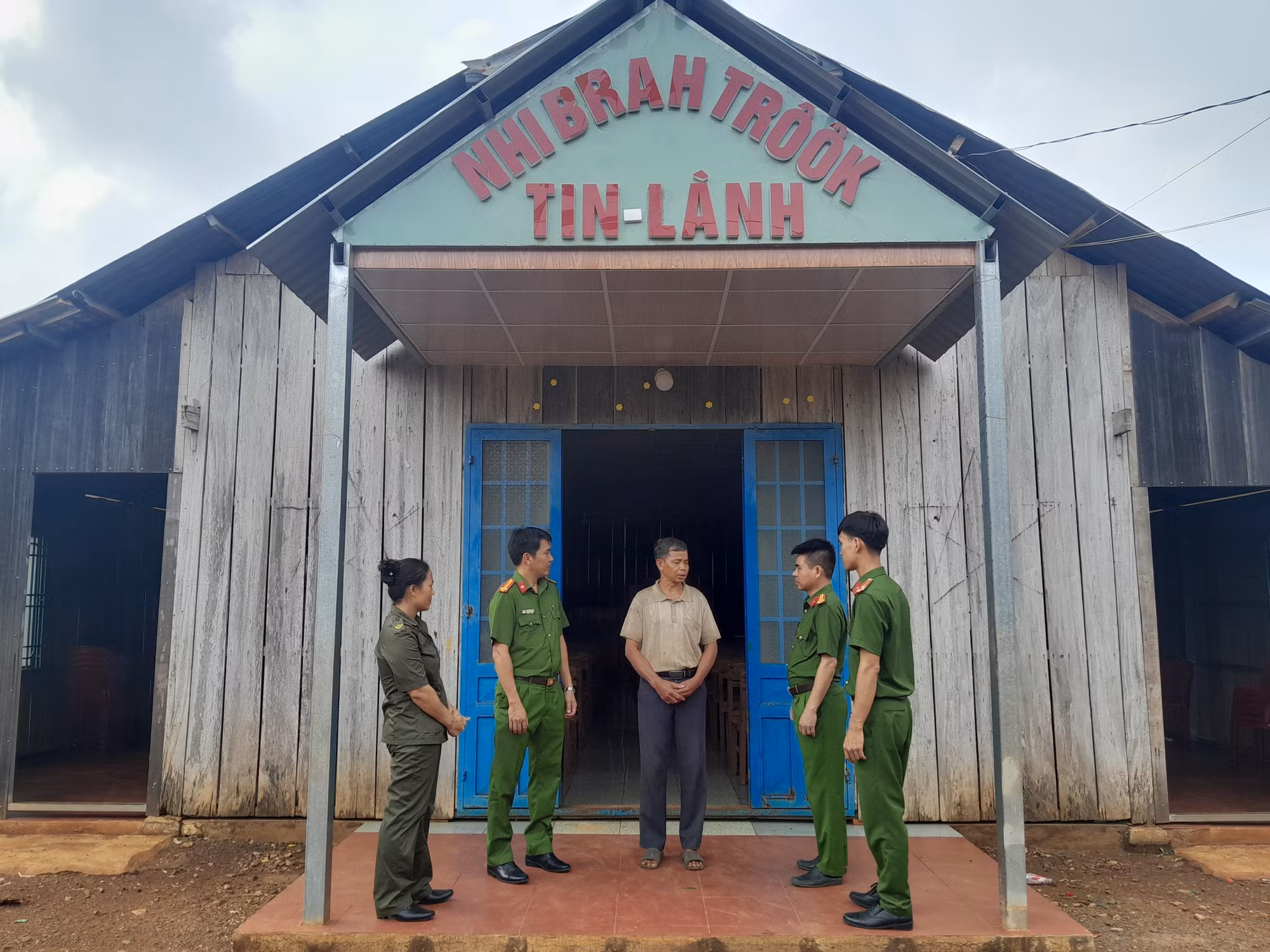 Công an xã Phú Riềng gặp gỡ mục sư Điểu Lớp tại thôn Phú Thuận (xã Phú Riềng) nhằm tuyên truyền cho tín đồ luôn đảm bảo an ninh trật tự địa phương.
