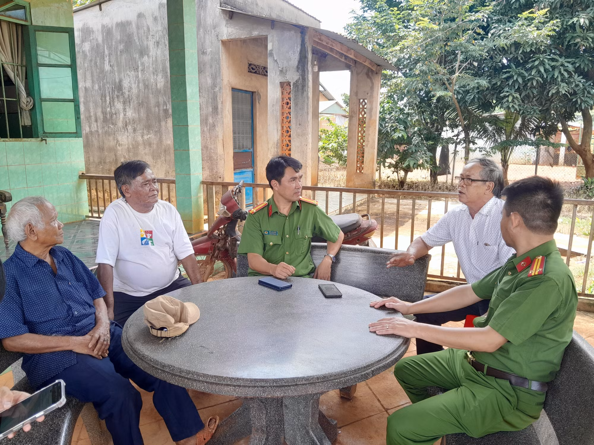Công an xã Phú Riêng tuyên truyền người dân đảm bảo an ninh trật tự tại thôn Phú Bình (xã Phú Riềng).