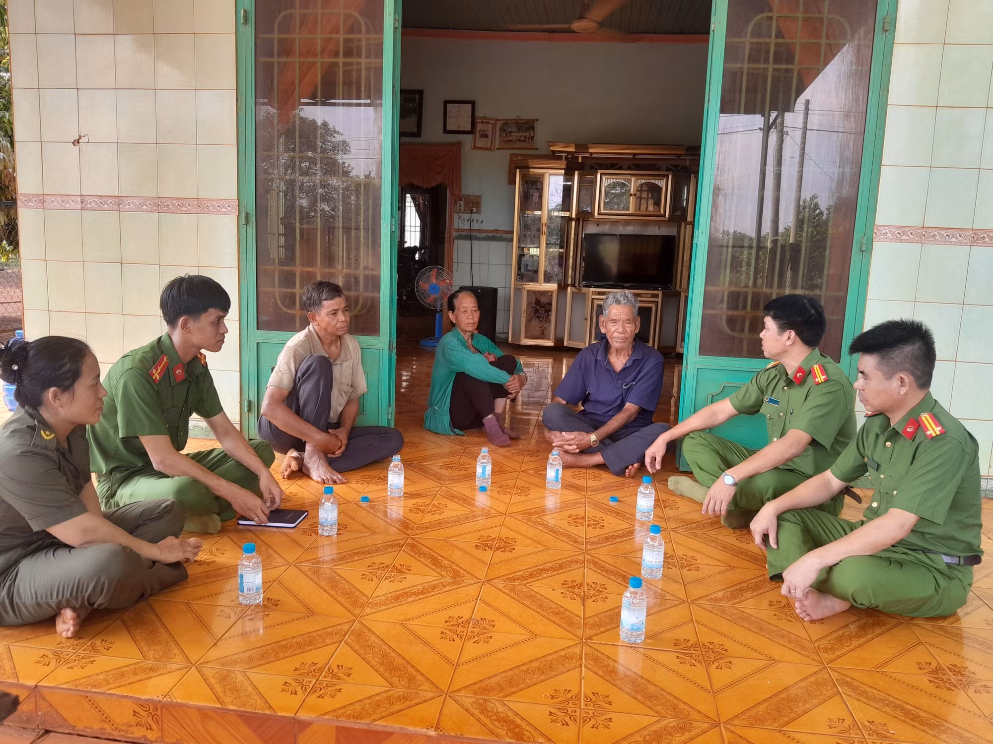 Công an xã Phú Riêng thăm hỏi, động viên già làng Điểu Lôm (áo đen) tiếp tục là cầu nối giúp chính quyền địa phương tuyên truyền đường lối, chủ trương của Đảng và chính sách, pháp luật của Nhà nước đến bà con nhân dân thôn Phú Thuận.