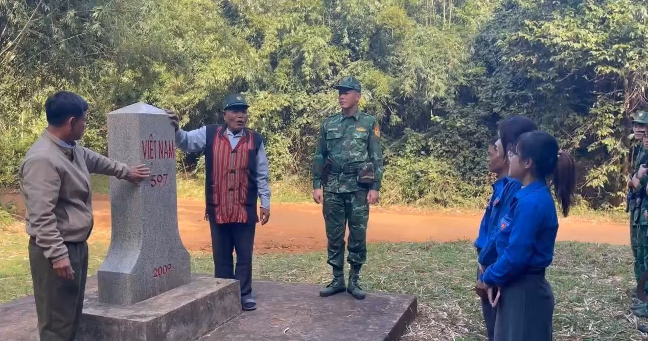 Những câu chuyện của các già làng, trưởng bản về lịch sử đường biên, về những cán bộ, chiến sĩ đã ngã xuống trong quá trình bảo vệ biên giới góp phần nối tiếp mạch nguồn yêu nước đến thế hệ trẻ xã biên giới Hướng Phùng (tỉnh Quảng Trị). Ảnh: TTXVN phát