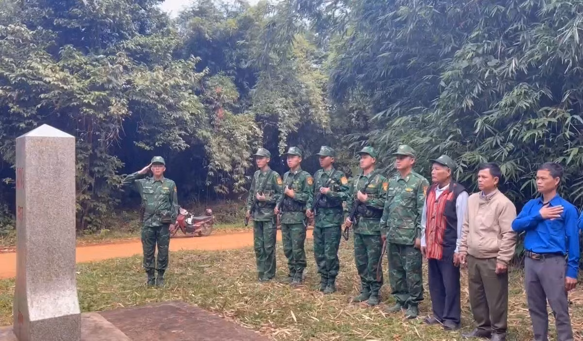 Trực tiếp vượt rừng, băng suối, kiểm tra từng cột mốc biên thùy, mỗi cán bộ, người dân đều cảm nhận sâu sắc hơn giá trị thiêng liêng của chủ quyền quyền lãnh thổ. Ảnh: TTXVN phát