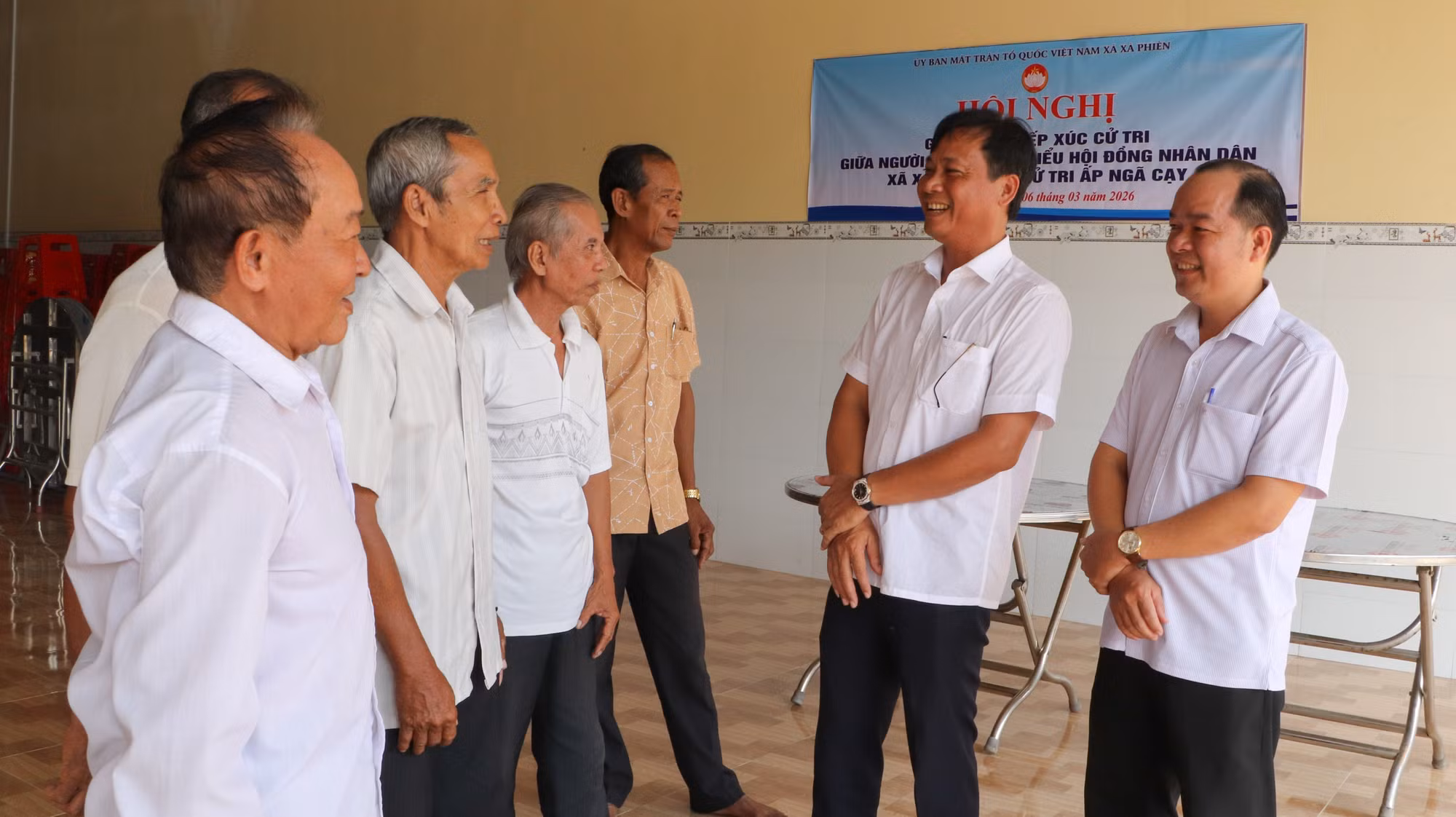 Đồng bào Khmer xã Xà Phiên gặp gỡ, tiếp xúc với đại biểu ứng cử HĐND xã. Ảnh: Hồng Thái/TTXVN
