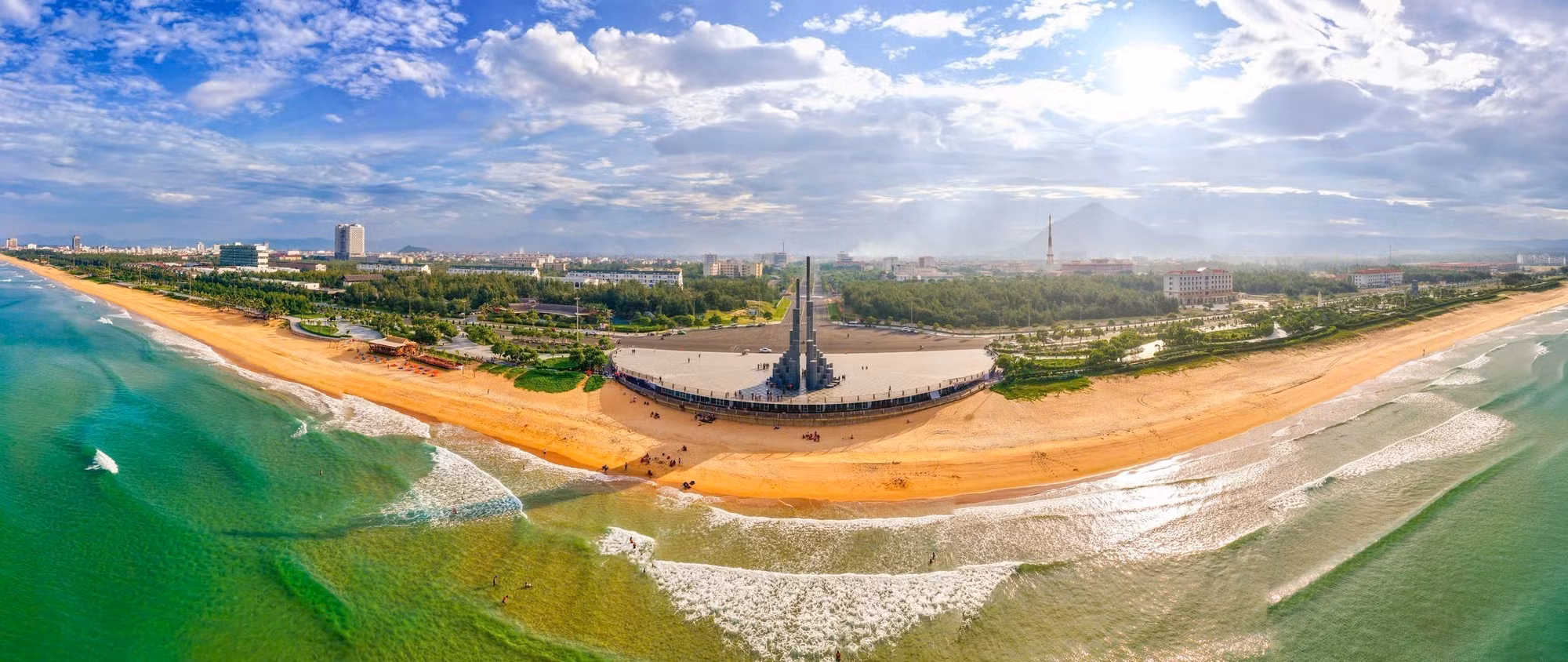 Quảng trường Tháp Nghinh Phong trên bãi biển Tuy Hòa (phường Tuy Hòa, tỉnh Đắk Lắk) thu hút du khách. Ảnh: TTXVN phát