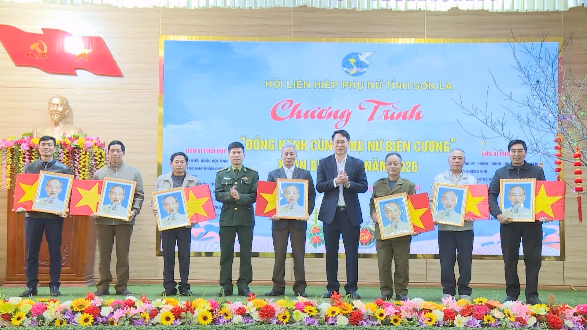 Trao cờ Tổ quốc và ảnh Bác Hồ cho các bản của xã Chiềng Sơn, tỉnh Sơn La tại Chương trình “Đồng hành cùng phụ nữ biên cương” năm 2026. Ảnh: TTXVN phát.