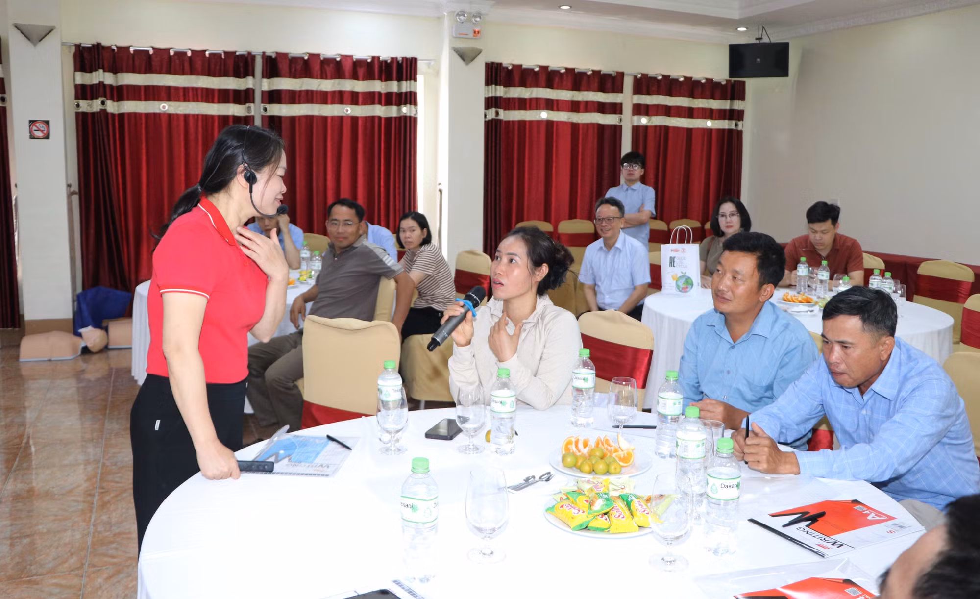 Các học viên và chuyên gia trao đổi về các kỹ năng sơ cứu cho nạn nhân bị thiên tai.