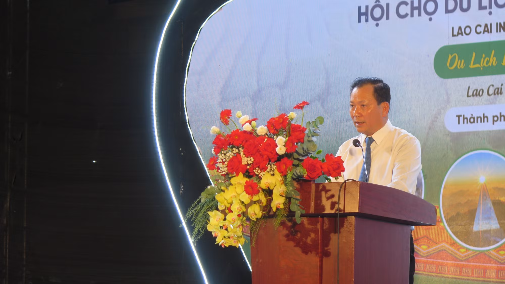 Phó Chủ tịch Thường trực UBND tỉnh Lào Cai Hoàng Quốc Khánh, Trưởng Ban tổ chức Hội chợ phát biểu khai mạc Hội chợ.