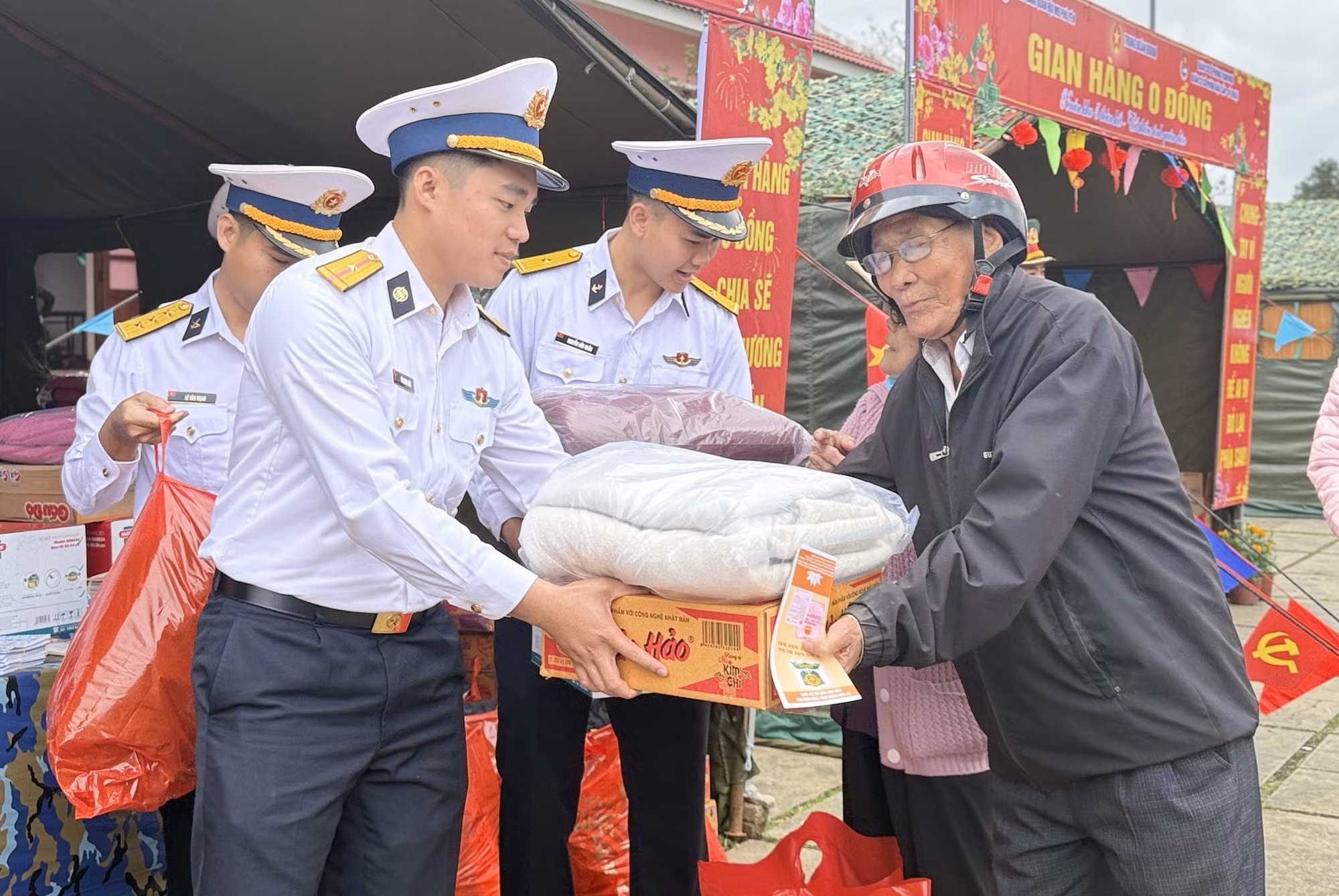 Người dân xã Hòa Thịnh được các đơn vị trao quà Tết.