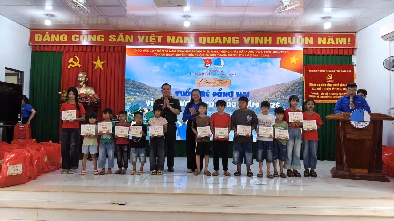 Học sinh nhận học bổng tại chương trình.