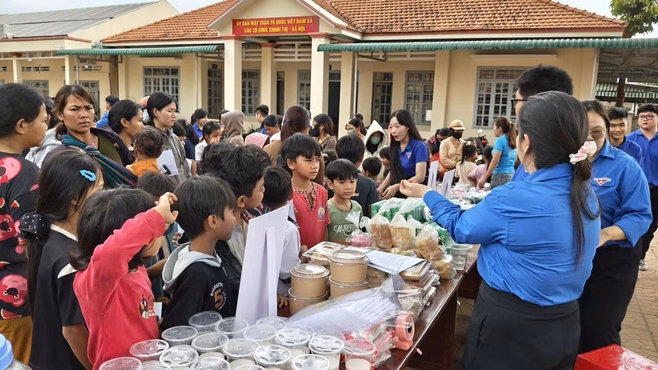 Gian hàng 0 đồng cho người dân vùng biên.