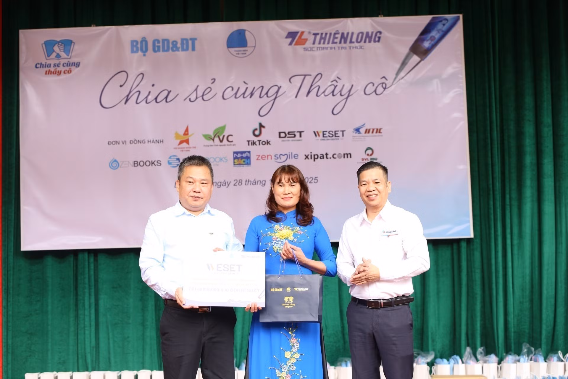 Đại diện Ban tổ chức chương trình trao học bổng và tặng quà cho cô Thao.