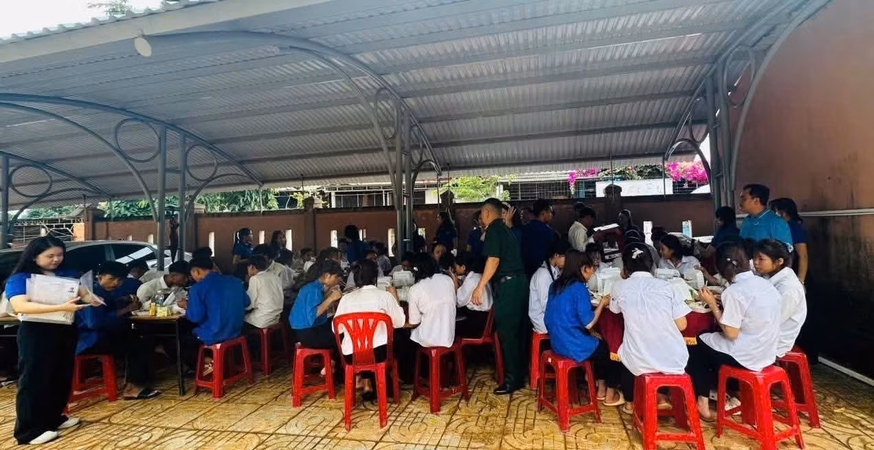 Các thí sinh người đồng bào dân tộc thiểu số được hỗ trợ cơm trưa miễn phí. Ảnh: TTXVN phát