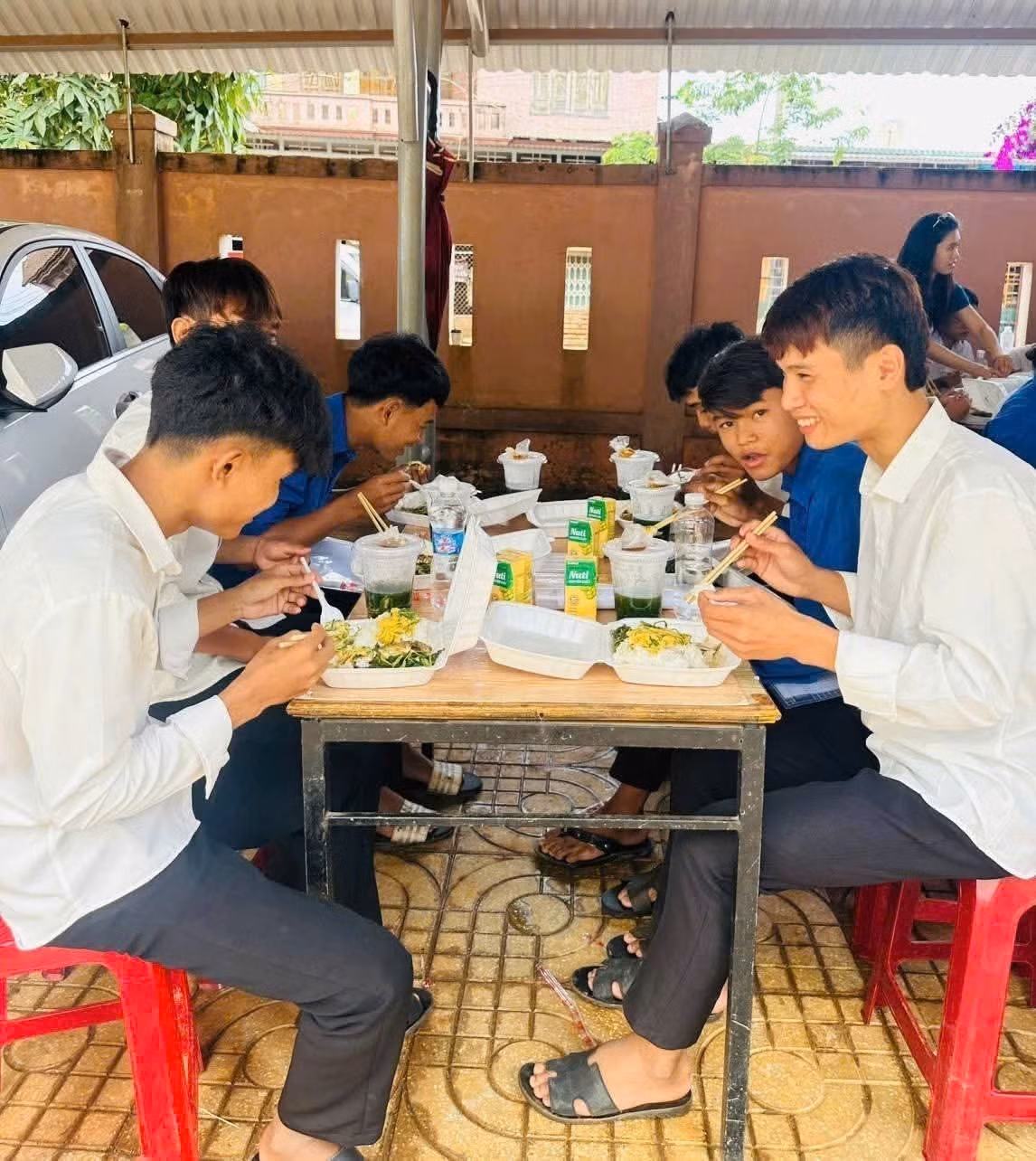 Các thí sinh người đồng bào dân tộc thiểu số được hỗ trợ cơm trưa miễn phí. Ảnh: TTXVN phát