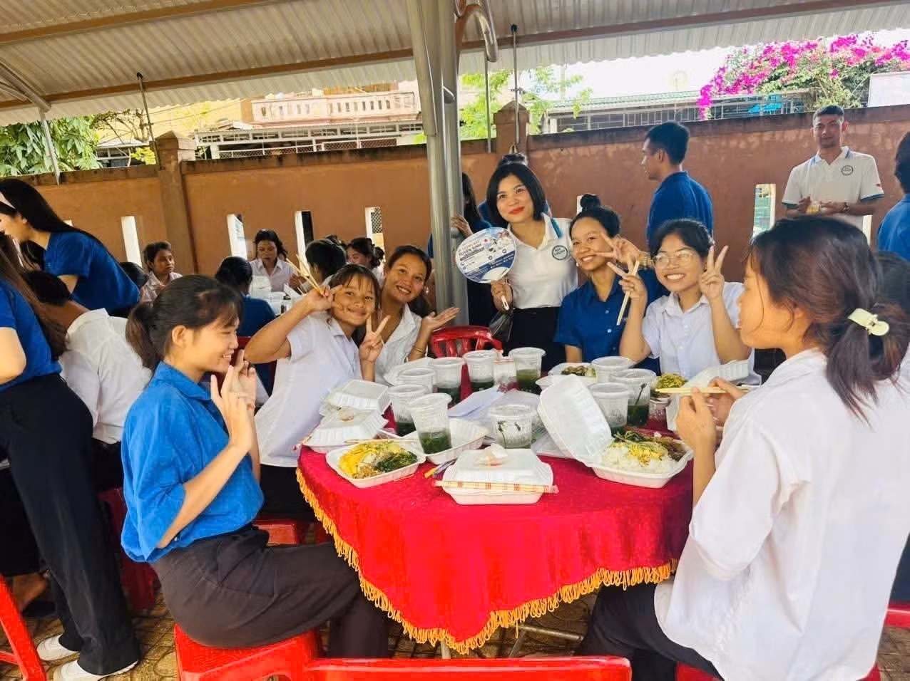Các thí sinh người đồng bào dân tộc thiểu số được hỗ trợ cơm trưa miễn phí. Ảnh: TTXVN phát