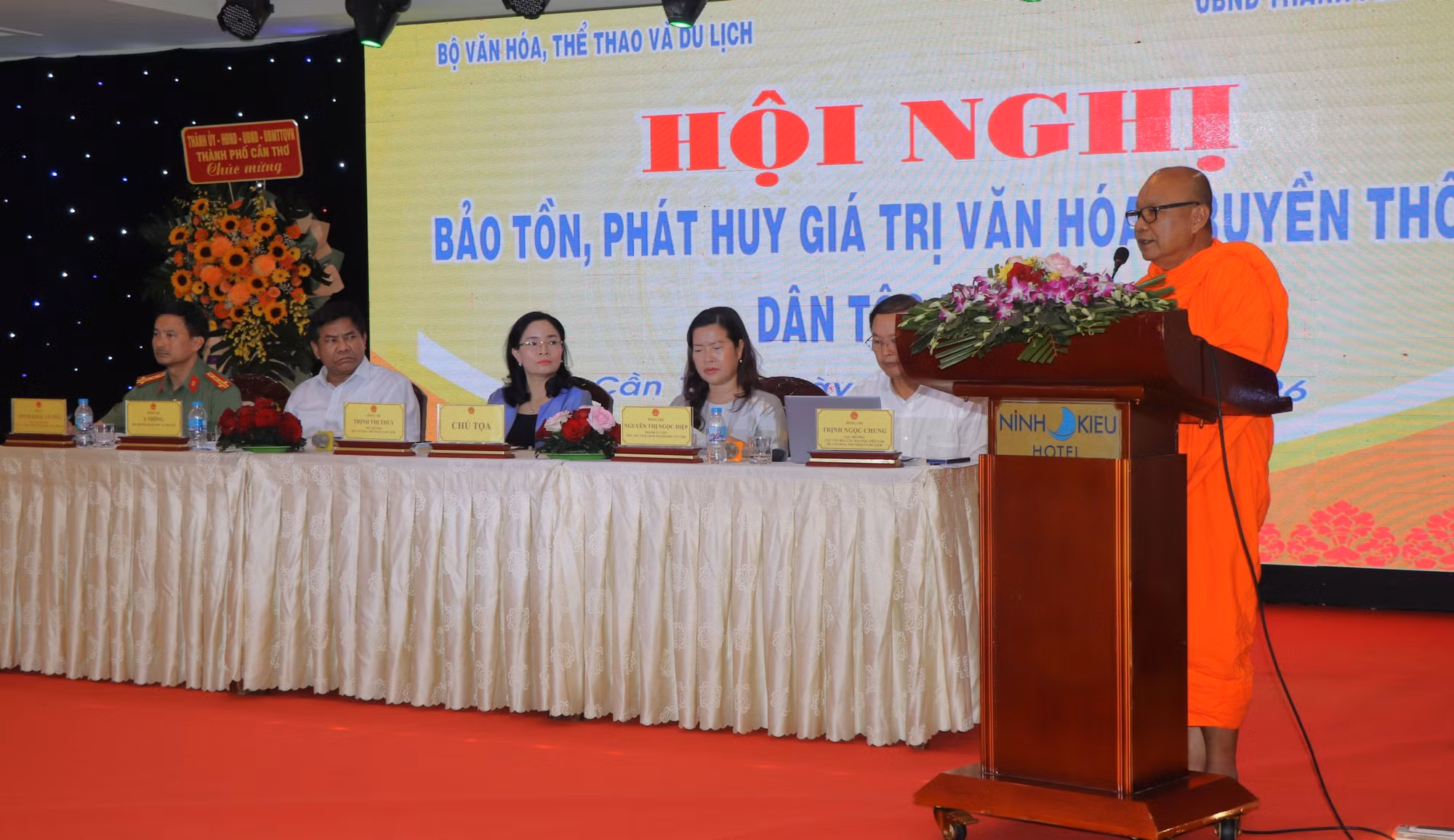Thượng tọa Lý Hùng, Trụ trì chùa Viễn Quang (Ninh Kiều, Cần Thơ) phát biểu tại hội nghị.