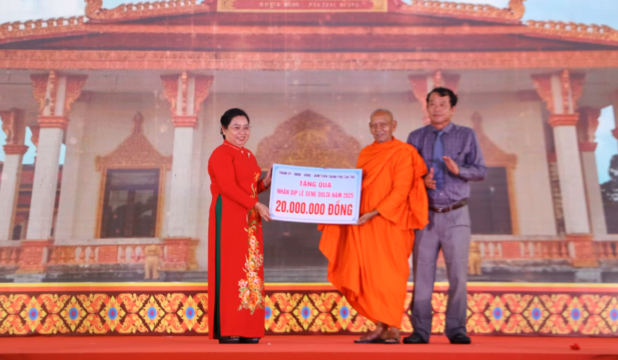 Lãnh đạo thành phố Cần Thơ trao bảng tượng trưng quà chúc mừng Sene Dolta đến đại diện Học viện Phật giáo Nam tông Khmer. Ảnh: Hồng Thái/TTXVN