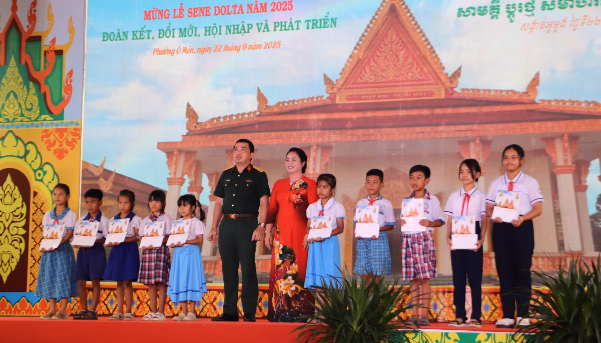 Học sinh đồng bào Khmer có hoàn cảnh khó khăn nhận học bổng tại chương trình. Ảnh: Hồng Thái/TTXVN