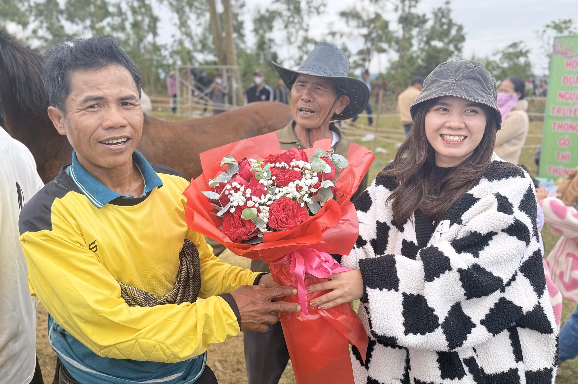 Khán giả tặng hoa chúc mừng kỵ sỹ đoạt giải Nhất.