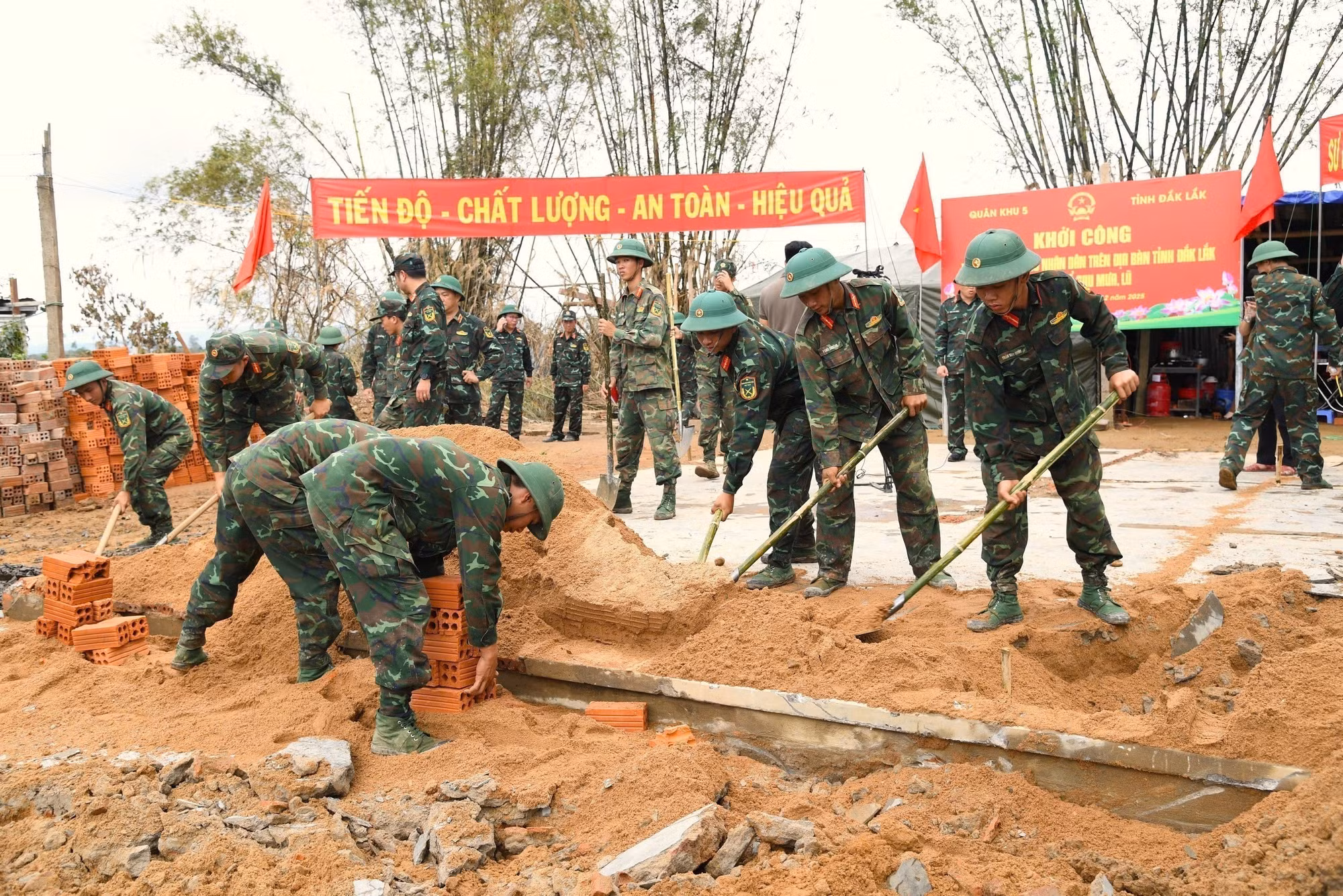 Cán bộ, chiến sỹ Quân khu 5 khẩn trương xây dựng nhà ở mới cho người dân Đắk Lắk. Ảnh: Tường Quân/TTXVN