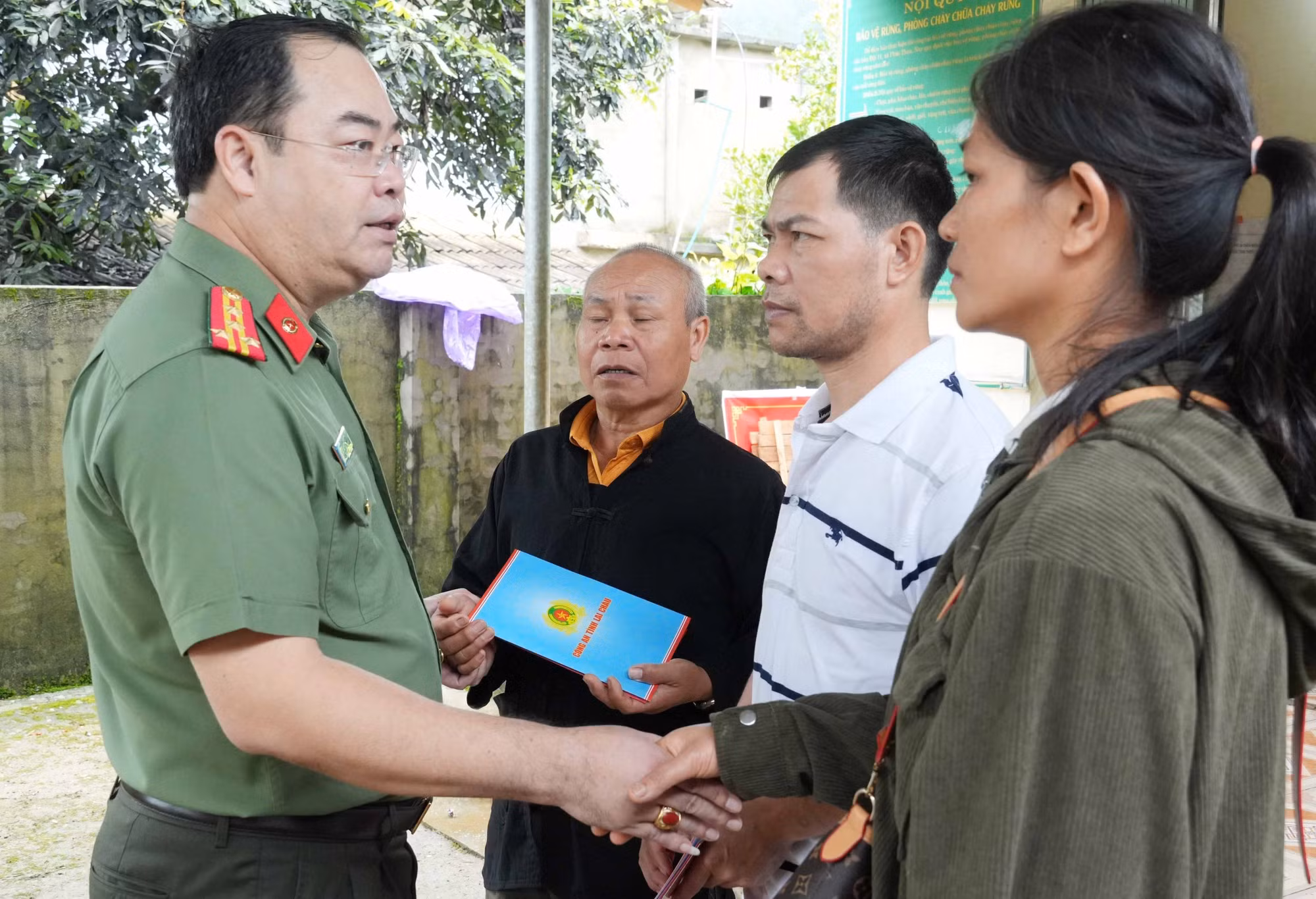 Giám đốc Công an tỉnh Lai Châu Bùi Quyết Toán hỏi thăm, động viên những gia đình mất người thân.