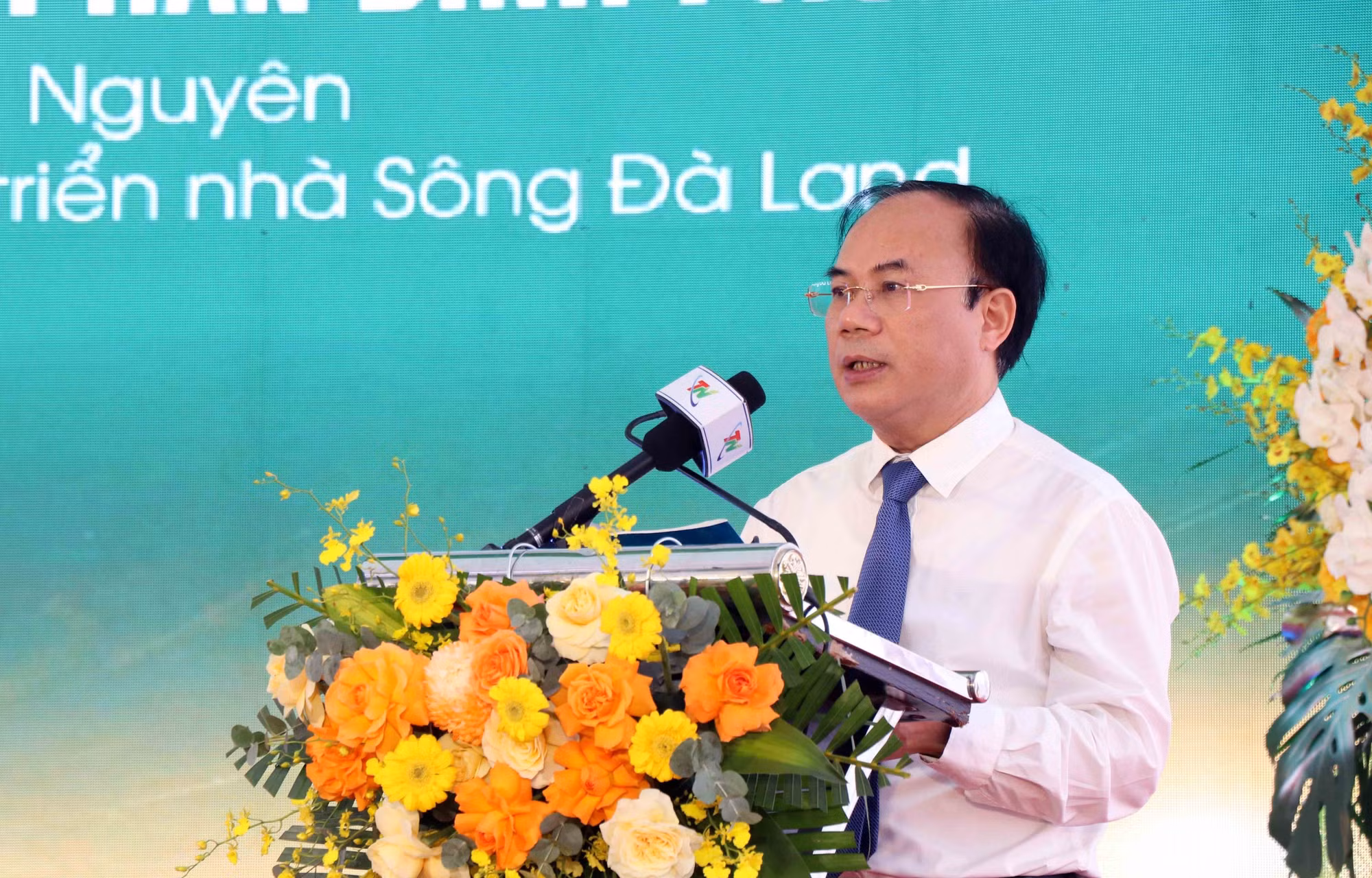 Thứ trưởng Bộ Xây dựng Nguyễn Văn Sinh phát biểu tại lễ khởi công Dự án Nhà ở xã hội để bán và cho thuê trên địa bàn phường Phan Đình Phùng.