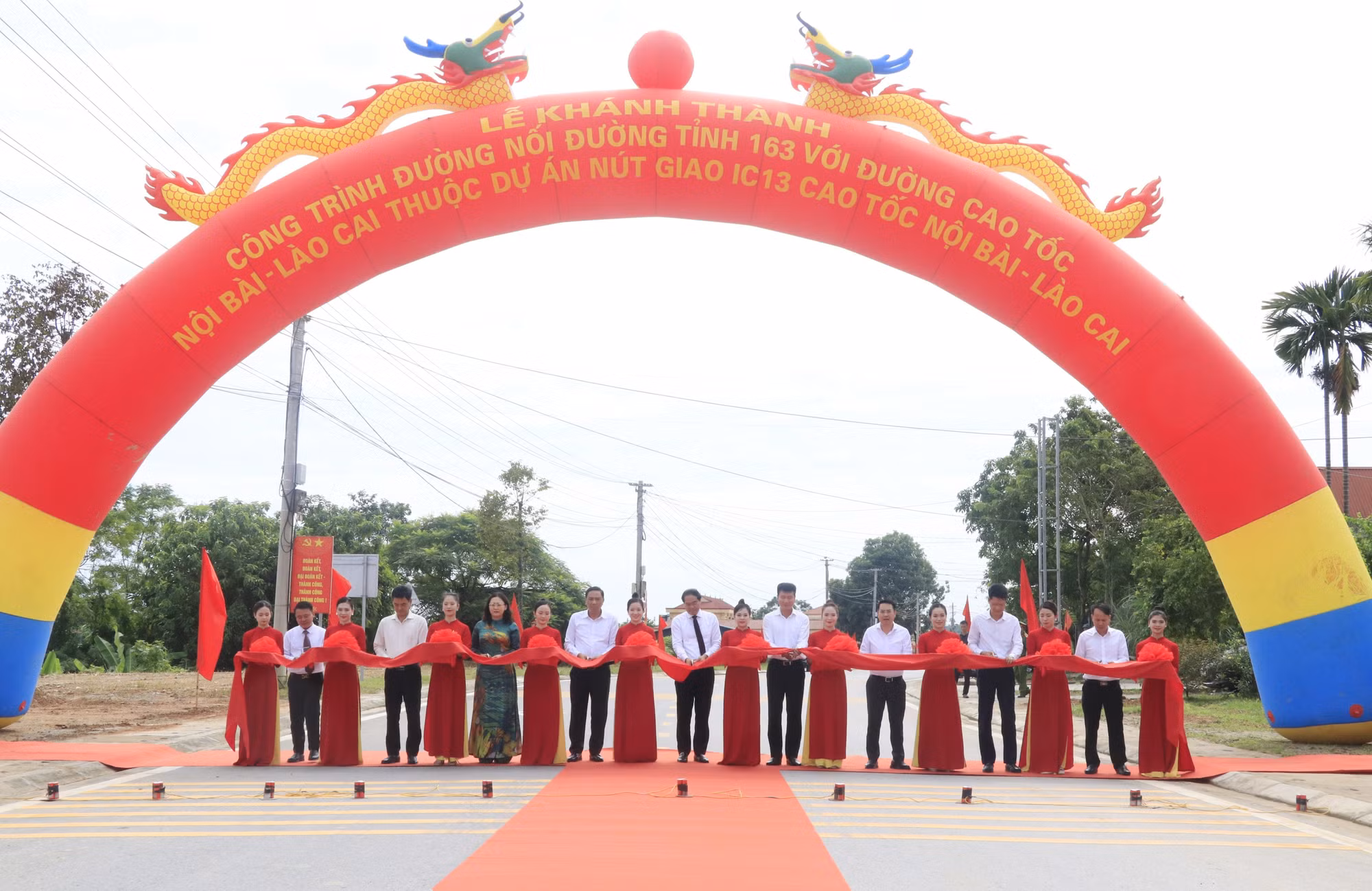 Đại biểu thực hiện nghi thức cắt băng khánh thành công trình.