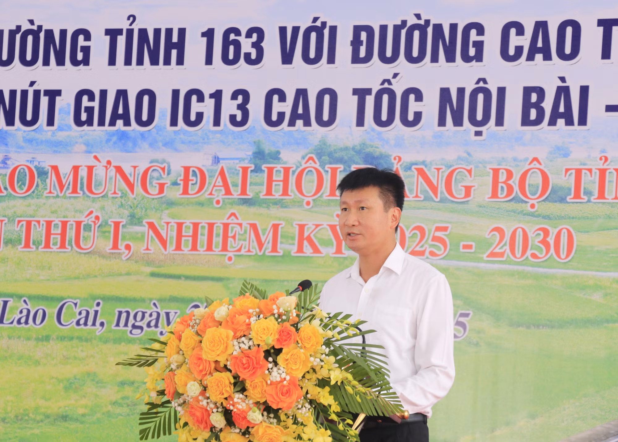 Phó Bí thư Tỉnh ủy, Chủ tịch UBND tỉnh Lào Cai Trần Huy Tuấn phát biểu tại Lễ khánh thành.