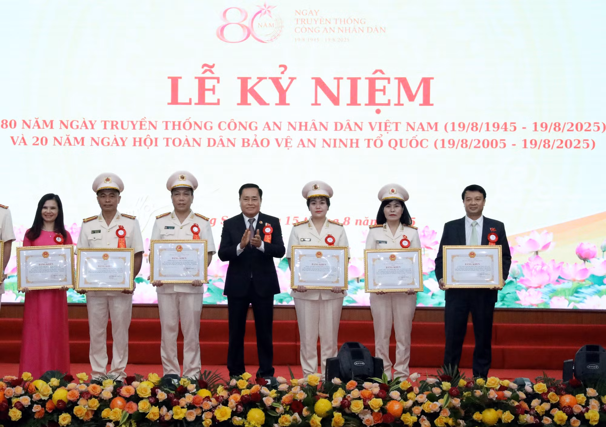 Trao Bằng khen của Chủ tịch UBND tỉnh Lạng Sơn cho các tập thể, cá nhân có thành tích xuất sắc trong phong trào “Vì an ninh Tổ quốc”. Ảnh: Văn Đạt/TTXVN
