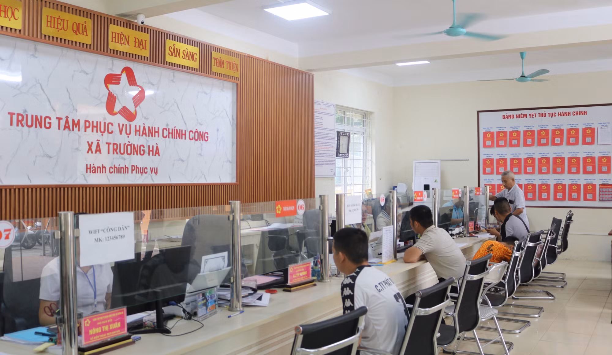 Người dân đến làm thủ tục hành chính tại xã biên giới Trường Hà.