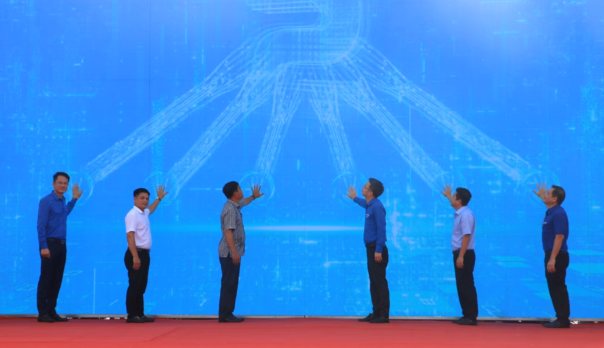 Đại biểu thực hiện nghi thức khai mạc triển lãm quảng bá sản phẩm khởi nghiệp, thúc đẩy tiêu thụ sản phẩm của thanh niên dân tộc và miền núi các tỉnh Tây Nam Bộ.